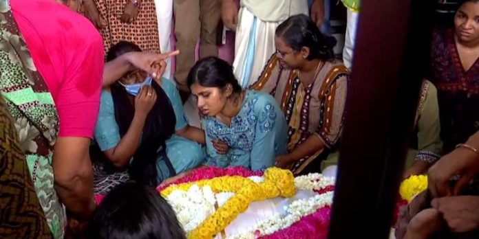 ഒമാനില് മരിച്ച നമ്പി രാജേഷിന്റെ മൃതദേഹം തിരുവനന്തപുരത്ത് എത്തിച്ചു ഒമാനില് മരിച്ച നമ്പി രാജേഷിന്റെ മൃതദേഹം തിരുവനന്തപുരത്ത് എത്തിച്ചു