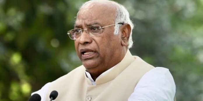 ഇന്ത്യ സഖ്യം ഭൂരിപക്ഷം നേടും ; 300 ന് അടുത്ത് സീറ്റുകൾ കിട്ടുമെന്ന് മല്ലികാർജുൻ ഖർഗെ ഇന്ത്യ സഖ്യം ഭൂരിപക്ഷം നേടും ; 300 ന് അടുത്ത് സീറ്റുകൾ കിട്ടുമെന്ന് മല്ലികാർജുൻ ഖർഗെ