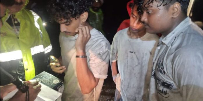 അഗളി വ്യൂ പോയിന്റ് കാണാനെത്തി വനത്തില് കുടുങ്ങിയ വിദ്യാര്ത്ഥികളെ രക്ഷപ്പെടുത്തി അഗളി വ്യൂ പോയിന്റ് കാണാനെത്തി വനത്തില് കുടുങ്ങിയ വിദ്യാര്ത്ഥികളെ രക്ഷപ്പെടുത്തി