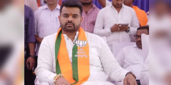 ലൈംഗിക പീഡനക്കേസ് : മെയ് 31 ന് കീഴടങ്ങുമെന്ന് പ്രജ്വല് രേവണ്ണ ലൈംഗിക പീഡനക്കേസ് : മെയ് 31 ന് കീഴടങ്ങുമെന്ന് പ്രജ്വല് രേവണ്ണ