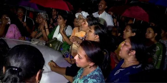 ബിഷപ്പിന്റെ ചുമതലയുള്ള വൈദികനെ ഇറക്കിവിട്ടു ; പാളയം സിഎസ്ഐ പള്ളിക്കു മുന്നിൽ സംഘർഷാവസ്ഥ ബിഷപ്പിന്റെ ചുമതലയുള്ള വൈദികനെ ഇറക്കിവിട്ടു ; പാളയം സിഎസ്ഐ പള്ളിക്കു മുന്നിൽ സംഘർഷാവസ്ഥ