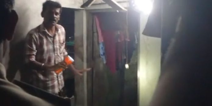 കനത്ത മഴ; കൊല്ലത്ത് വീടിന്റെ മേൽക്കൂര തകർന്ന് കുട്ടികൾ ഉൾപ്പടെ നാല് പേർക്ക് പരിക്ക് കനത്ത മഴ; കൊല്ലത്ത് വീടിന്റെ മേൽക്കൂര തകർന്ന് കുട്ടികൾ ഉൾപ്പടെ നാല് പേർക്ക് പരിക്ക്