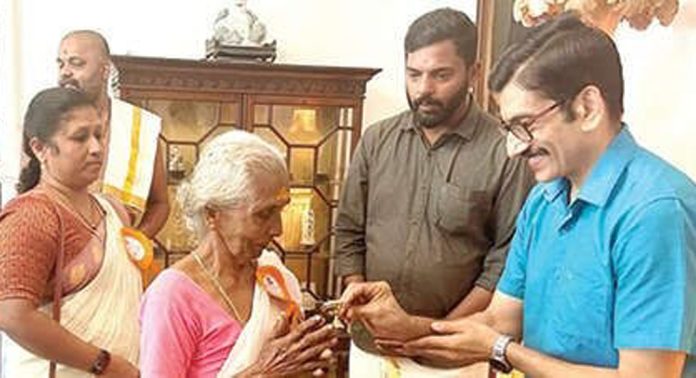തൃക്കോവിൽ ക്ഷേത്രത്തിലേക്ക് തിരുവിതാംകൂർ കൊട്ടാരം ഏകാദശിവിളക്ക് സമ്മാനിച്ചു തൃക്കോവിൽ ക്ഷേത്രത്തിലേക്ക് തിരുവിതാംകൂർ കൊട്ടാരം ഏകാദശിവിളക്ക് സമ്മാനിച്ചു