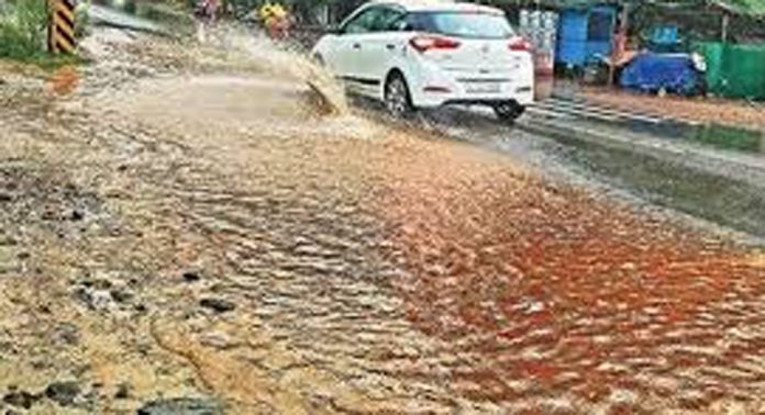 മഴ തുടങ്ങിയതോടെ പുല്ലാട് കവലയില് വെള്ളക്കെട്ടും തുടങ്ങി മഴ തുടങ്ങിയതോടെ പുല്ലാട് കവലയില് വെള്ളക്കെട്ടും തുടങ്ങി