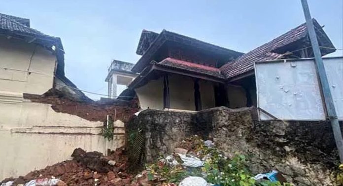 കനത്ത മഴ ; ആറന്മുള പാര്ത്ഥസാരഥി ക്ഷേത്രത്തിന്റെ വടക്കേ ഗോപുരത്തോട് ചേര്ന്നുള്ള മതില് ഇടിഞ്ഞു കനത്ത മഴ ; ആറന്മുള പാര്ത്ഥസാരഥി ക്ഷേത്രത്തിന്റെ വടക്കേ ഗോപുരത്തോട് ചേര്ന്നുള്ള മതില് ഇടിഞ്ഞു
