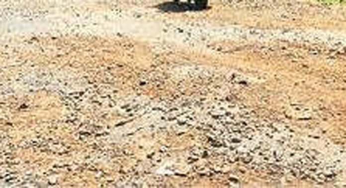 കനത്തമഴ ; ആനന്ദപ്പള്ളി റോഡിൽ മണ്ണും മെറ്റലും ഒലിച്ചിറങ്ങി കനത്തമഴ ; ആനന്ദപ്പള്ളി റോഡിൽ മണ്ണും മെറ്റലും ഒലിച്ചിറങ്ങി