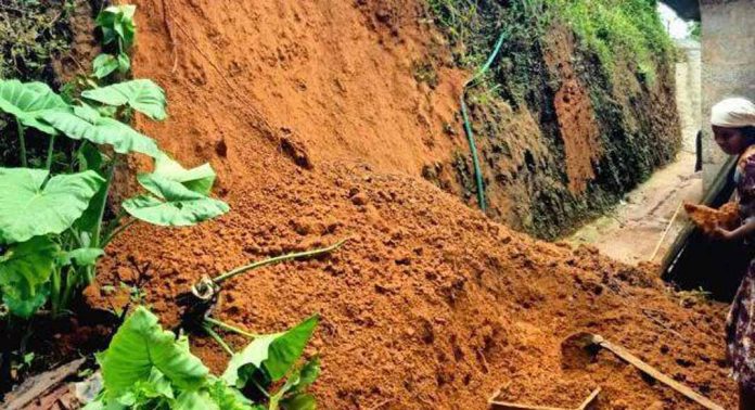 കുരമ്പാല ആതിരമലയില് മണ്ണ് ഇടിഞ്ഞു കുരമ്പാല ആതിരമലയില് മണ്ണ് ഇടിഞ്ഞു