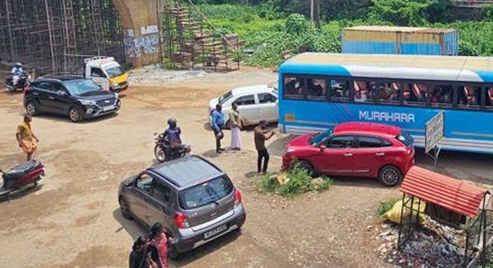 അബാൻ മേൽപ്പാലം പണി ഇഴഞ്ഞു നീങ്ങുന്നു ; കുരുക്കില്പെട്ട് വാഹനങ്ങള് അബാൻ മേൽപ്പാലം പണി ഇഴഞ്ഞു നീങ്ങുന്നു ; കുരുക്കില്പെട്ട് വാഹനങ്ങള്