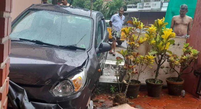 വാര്യാപുരത്ത് നിയന്ത്രണം വിട്ട കാര് വീട്ടിലേക്ക് ഇടിച്ചു കയറി ; ആളപായമില്ല വാര്യാപുരത്ത് നിയന്ത്രണം വിട്ട കാര് വീട്ടിലേക്ക് ഇടിച്ചു കയറി ; ആളപായമില്ല