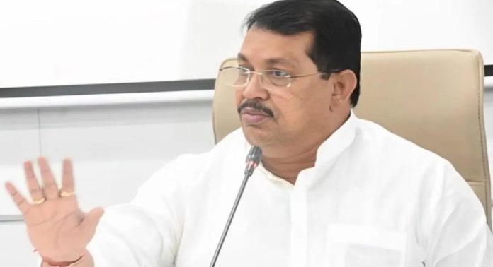 കാര്ക്കറെയെ വെടിവെച്ചത് ഭീകരര് അല്ല ആര്എസ്എസ് ബന്ധമുള്ള പോലീസുകാരന് ; ആരോപണവുമായി കോണ്ഗ്രസ് നേതാവ് കാര്ക്കറെയെ വെടിവെച്ചത് ഭീകരര് അല്ല ആര്എസ്എസ് ബന്ധമുള്ള പോലീസുകാരന് ; ആരോപണവുമായി കോണ്ഗ്രസ് നേതാവ്