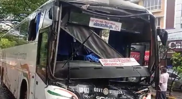 എറണാകുളം പാലാരിവട്ടത്ത് വാഹനാപകടം ; രണ്ടു ബൈക്ക് യാത്രികര് മരിച്ചു എറണാകുളം പാലാരിവട്ടത്ത് വാഹനാപകടം ; രണ്ടു ബൈക്ക് യാത്രികര് മരിച്ചു