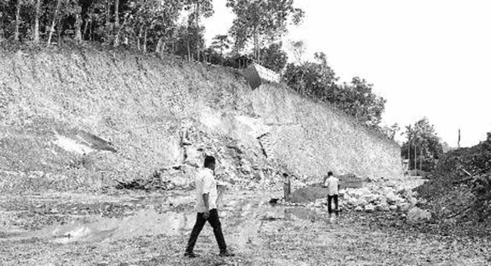 അടൂര് നഗരസഭയില് മിത്രപുരം ഭാഗത്ത് വ്യാപക മണ്ണെടുപ്പ് അടൂര് നഗരസഭയില് മിത്രപുരം ഭാഗത്ത് വ്യാപക മണ്ണെടുപ്പ്