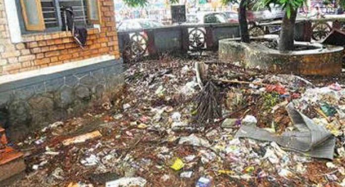 മാലിന്യം കൊണ്ട് മൂടി അടൂർ ഗാന്ധിസ്മൃതി മൈതാനം ; മൂക്ക് പൊത്തി ആളുകള് മാലിന്യം കൊണ്ട് മൂടി അടൂർ ഗാന്ധിസ്മൃതി മൈതാനം ; മൂക്ക് പൊത്തി ആളുകള്