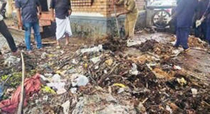 അടൂര് ഗാന്ധിസ്മൃതി മൈതാനത്ത് കൂടിക്കിടന്ന മാലിന്യം അടൂർ നഗരസഭ നീക്കി അടൂര് ഗാന്ധിസ്മൃതി മൈതാനത്ത് കൂടിക്കിടന്ന മാലിന്യം അടൂർ നഗരസഭ നീക്കി