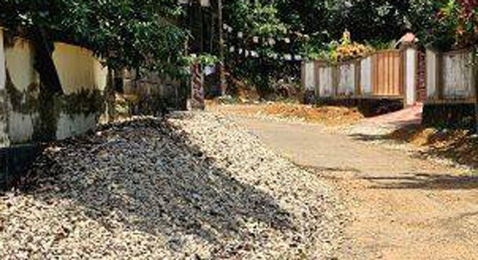 തകര്ന്നു തരിപ്പണമായി അടൂർ ഇളങ്ങമംഗലം റോഡ് ; ദുരിതത്തില് യാത്രക്കാര് തകര്ന്നു തരിപ്പണമായി അടൂർ ഇളങ്ങമംഗലം റോഡ് ; ദുരിതത്തില് യാത്രക്കാര്