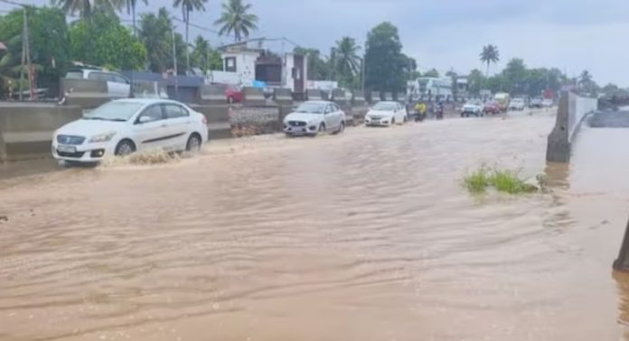 ചെറിയ മഴ പെയ്തപ്പോൾ തന്നെ ദേശീയപാതയിൽ വെള്ളക്കെട്ട് , ഗതാഗതക്കുരുക്ക് ; യാത്രക്കാർ ദുരിതത്തിലായി ചെറിയ മഴ പെയ്തപ്പോൾ തന്നെ ദേശീയപാതയിൽ വെള്ളക്കെട്ട് , ഗതാഗതക്കുരുക്ക് ; യാത്രക്കാർ ദുരിതത്തിലായി