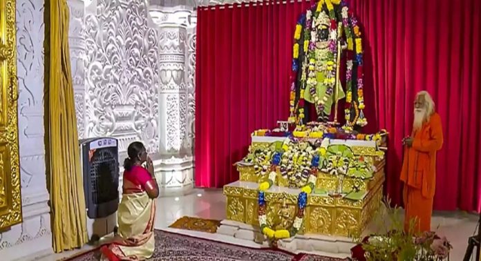രാംലല്ലയെ കണ്ടുതൊഴുത് രാഷ്ട്രപതി ; സരയൂ തീരത്തെ ആരതിയിലും പങ്കെടുത്തു രാംലല്ലയെ കണ്ടുതൊഴുത് രാഷ്ട്രപതി ; സരയൂ തീരത്തെ ആരതിയിലും പങ്കെടുത്തു