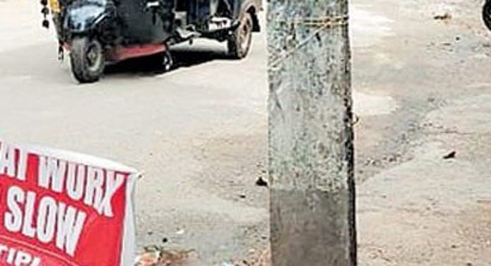 ടാറിങ് ഉന്നത നിലവാരത്തില് ; വൈദ്യുതി പോസ്റ്റുകള് റോഡില്തന്നെ ടാറിങ് ഉന്നത നിലവാരത്തില് ; വൈദ്യുതി പോസ്റ്റുകള് റോഡില്തന്നെ