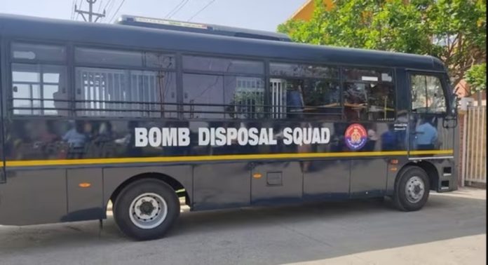 ഡൽഹിയിലെ മൂന്ന് സ്കൂളുകൾക്ക് ബോംബ് ഭീഷണി ; വിദ്യാർഥികളെയും അധ്യാപകരേയും ഒഴിപ്പിച്ചു ഡൽഹിയിലെ മൂന്ന് സ്കൂളുകൾക്ക് ബോംബ് ഭീഷണി ; വിദ്യാർഥികളെയും അധ്യാപകരേയും ഒഴിപ്പിച്ചു