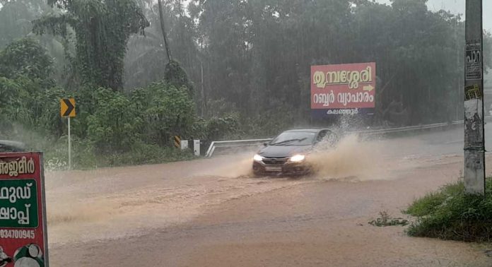 പുനലൂർ മൂവാറ്റുപുഴ സംസ്ഥാന പാതയിലെ വെള്ളക്കെട്ട് : ഓടയിലെ ചെളി നീക്കം ചെയ്യാതെ അധികൃതർ പുനലൂർ മൂവാറ്റുപുഴ സംസ്ഥാന പാതയിലെ വെള്ളക്കെട്ട് : ഓടയിലെ ചെളി നീക്കം ചെയ്യാതെ അധികൃതർ
