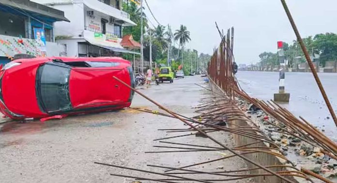പഴയങ്ങാടിയില് നിയന്ത്രണം തെറ്റിയ കാര് തലകീഴായി മറിഞ്ഞു പഴയങ്ങാടിയില് നിയന്ത്രണം തെറ്റിയ കാര് തലകീഴായി മറിഞ്ഞു