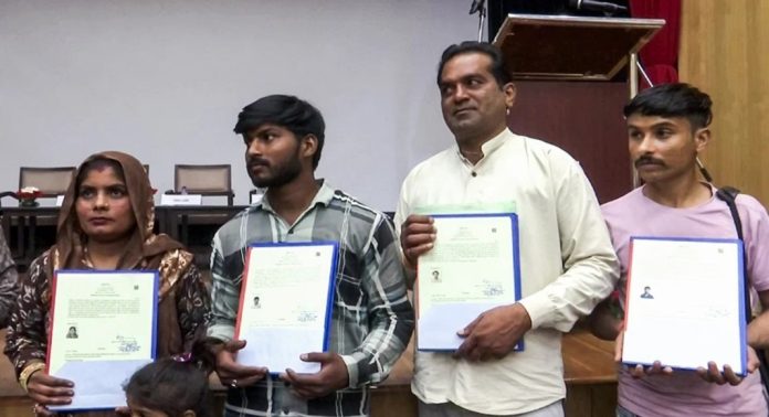 ലോക്സഭ തെരഞ്ഞെടുപ്പ് അവസാനിക്കുന്നതിന് മുമ്പ് കൂടുതൽ പേർക്ക് പൗരത്വ സർട്ടിഫിക്കറ്റ് നൽകാൻ നീക്കം ലോക്സഭ തെരഞ്ഞെടുപ്പ് അവസാനിക്കുന്നതിന് മുമ്പ് കൂടുതൽ പേർക്ക് പൗരത്വ സർട്ടിഫിക്കറ്റ് നൽകാൻ നീക്കം
