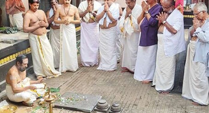 ചേനമ്പള്ളിൽ ഭദ്രാ ധർമശാസ്താക്ഷേത്രത്തിലെ നാലമ്പലത്തിനകത്ത് കൃഷ്ണശില പാകി ചേനമ്പള്ളിൽ ഭദ്രാ ധർമശാസ്താക്ഷേത്രത്തിലെ നാലമ്പലത്തിനകത്ത് കൃഷ്ണശില പാകി