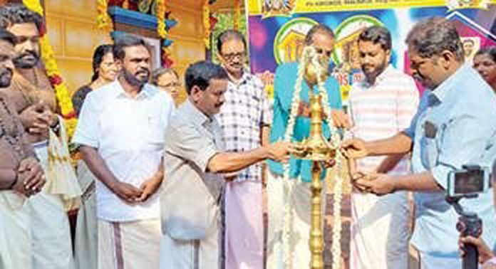 താഴക്കാട്ട് ദേവീക്ഷേത്രത്തിലെ നവീകരിച്ച ശ്രീകോവിലുകൾ സമർപ്പിച്ചു താഴക്കാട്ട് ദേവീക്ഷേത്രത്തിലെ നവീകരിച്ച ശ്രീകോവിലുകൾ സമർപ്പിച്ചു
