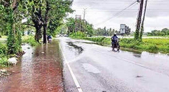 പടനിലത്ത് വീടുതകർന്നു ; താമരക്കുളത്ത് രണ്ടു ക്യാമ്പുകൾ തുറന്നു പടനിലത്ത് വീടുതകർന്നു ; താമരക്കുളത്ത് രണ്ടു ക്യാമ്പുകൾ തുറന്നു