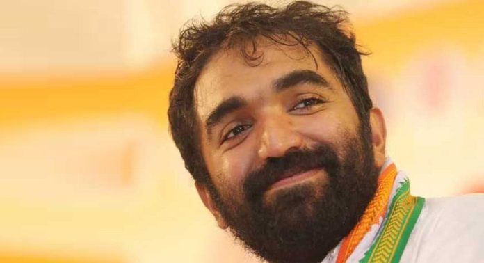 ‘ദോഷം വരാതിരിക്കാതിരിക്കാൻ കോവിഡ് വാക്സീൻ നൽകിയില്ല’ ; ഉമ്മൻചാണ്ടിയുടെ ചികിത്സാ വിവാദം വീണ്ടും ചർച്ചയാക്കി മകൻ ‘ദോഷം വരാതിരിക്കാതിരിക്കാൻ കോവിഡ് വാക്സീൻ നൽകിയില്ല’ ; ഉമ്മൻചാണ്ടിയുടെ ചികിത്സാ വിവാദം വീണ്ടും ചർച്ചയാക്കി മകൻ