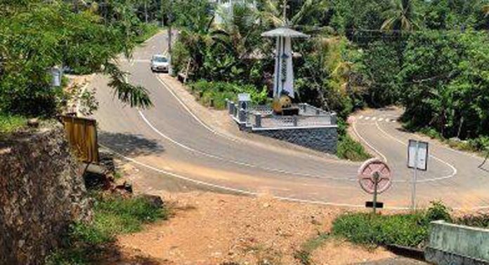 ചെങ്ങറയിലെ അപകട വളവ് നേരേയാക്കണമെന്ന ആവശ്യം ശക്തം ചെങ്ങറയിലെ അപകട വളവ് നേരേയാക്കണമെന്ന ആവശ്യം ശക്തം