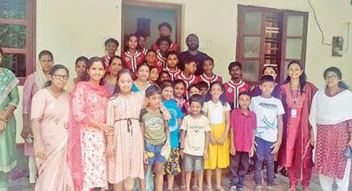 കൂട്ടുകാർക്ക് സമ്മാനങ്ങളുമായി ചങ്ങാതിക്കൂട്ടം വീടുകളിലേക്ക് കൂട്ടുകാർക്ക് സമ്മാനങ്ങളുമായി ചങ്ങാതിക്കൂട്ടം വീടുകളിലേക്ക്