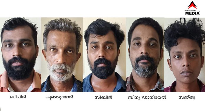 പന്തളത്ത് വീടുകയറി ആക്രമണം ; ഒളിവില് കഴിഞ്ഞിരുന്ന 6 പ്രതികള് പിടിയിൽ പന്തളത്ത് വീടുകയറി ആക്രമണം ; ഒളിവില് കഴിഞ്ഞിരുന്ന 6 പ്രതികള് പിടിയിൽ