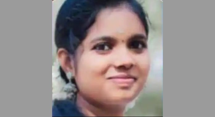 യുകെയിലേക്ക് പോകാനെത്തിയ പെണ്കുട്ടി വിമാനത്താവളത്തിൽ കുഴഞ്ഞുവീണു ; ചികിത്സയിരിക്കെ മരിച്ചു യുകെയിലേക്ക് പോകാനെത്തിയ പെണ്കുട്ടി വിമാനത്താവളത്തിൽ കുഴഞ്ഞുവീണു ; ചികിത്സയിരിക്കെ മരിച്ചു