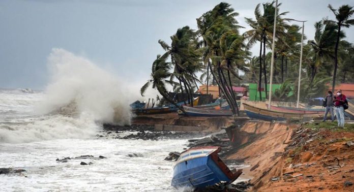 കേരള തീരത്തെ റെഡ് അലർട്ട് പിൻവലിച്ചു ; പകരം ഓറഞ്ച് അലർട്ട് ; രാത്രി എട്ടിന് കടലാക്രമണ സാധ്യത കേരള തീരത്തെ റെഡ് അലർട്ട് പിൻവലിച്ചു ; പകരം ഓറഞ്ച് അലർട്ട് ; രാത്രി എട്ടിന് കടലാക്രമണ സാധ്യത