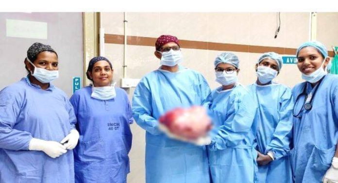 വയറുവേദനയുമായെത്തിയ യുവതിയുടെ വയറ്റില് നിന്ന് പത്തുകിലോഗ്രാമിലേറെ ഭാരമുള്ള മുഴ നീക്കം ചെയ്തു വയറുവേദനയുമായെത്തിയ യുവതിയുടെ വയറ്റില് നിന്ന് പത്തുകിലോഗ്രാമിലേറെ ഭാരമുള്ള മുഴ നീക്കം ചെയ്തു