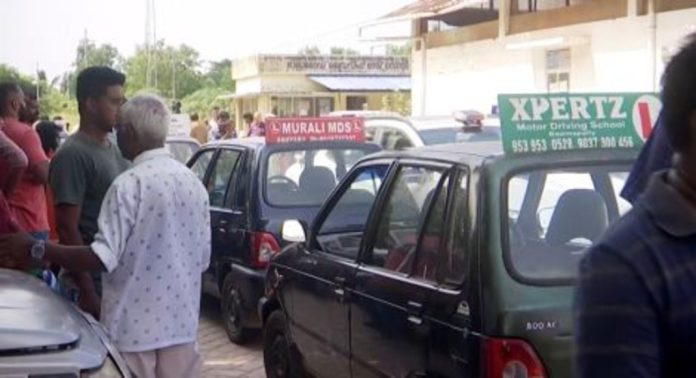 സംസ്ഥാനത്ത് ഡ്രൈവിംഗ് ടെസ്റ്റ് ഇന്നും മുടങ്ങാൻ സാധ്യത ; പോലീസിന്റെ സഹായത്തോടെ ടെസ്റ്റ് നടത്താൻ എംവിഡി സംസ്ഥാനത്ത് ഡ്രൈവിംഗ് ടെസ്റ്റ് ഇന്നും മുടങ്ങാൻ സാധ്യത ; പോലീസിന്റെ സഹായത്തോടെ ടെസ്റ്റ് നടത്താൻ എംവിഡി
