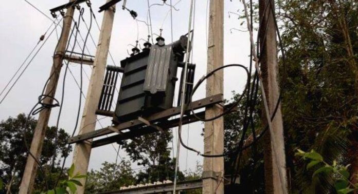 വൈദ്യുതിക്കമ്പികള് പൊട്ടിക്കിടക്കാന് സാധ്യത : എമര്ജന്സി നമ്പരില് ബന്ധപ്പെടുക ; കെഎസ്ഇബി മുന്നറിയിപ്പ് വൈദ്യുതിക്കമ്പികള് പൊട്ടിക്കിടക്കാന് സാധ്യത : എമര്ജന്സി നമ്പരില് ബന്ധപ്പെടുക ; കെഎസ്ഇബി മുന്നറിയിപ്പ്