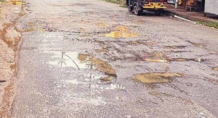 ഏഴംകുളം – കൈപ്പട്ടൂർ റോഡ് പുനർനിർമാണത്തിൽ പണിനടക്കാതെ ഒന്നരക്കിലോമീറ്റർ ഏഴംകുളം – കൈപ്പട്ടൂർ റോഡ് പുനർനിർമാണത്തിൽ പണിനടക്കാതെ ഒന്നരക്കിലോമീറ്റർ