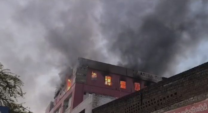 യുപിയിലെ ആശുപത്രിയില് വന് തീപിടിത്തം ; കുട്ടികളടക്കം 12 പേരെ രക്ഷിച്ചു, ആളപായമില്ല യുപിയിലെ ആശുപത്രിയില് വന് തീപിടിത്തം ; കുട്ടികളടക്കം 12 പേരെ രക്ഷിച്ചു, ആളപായമില്ല