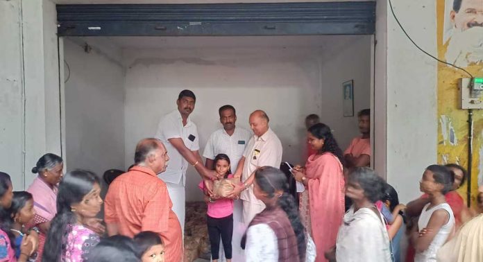 കരുതലിന് ഒരു കൈത്താങ്ങ് ആയി കോൺഗ്രസ് 72-നമ്പർ ബൂത്ത് കമ്മിറ്റി കോഴഞ്ചേരി ഈസ്റ്റ് കരുതലിന് ഒരു കൈത്താങ്ങ് ആയി കോൺഗ്രസ് 72-നമ്പർ ബൂത്ത് കമ്മിറ്റി കോഴഞ്ചേരി ഈസ്റ്റ്