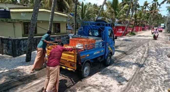 കടൽക്കലിയിൽ തീരദേശപാതയിൽ മണ്ണ് അടിഞ്ഞുകയറി ദുരിതമായി മാറുന്നു ; പ്രതിഷേധവുമായി നാട്ടുകാർ കടൽക്കലിയിൽ തീരദേശപാതയിൽ മണ്ണ് അടിഞ്ഞുകയറി ദുരിതമായി മാറുന്നു ; പ്രതിഷേധവുമായി നാട്ടുകാർ