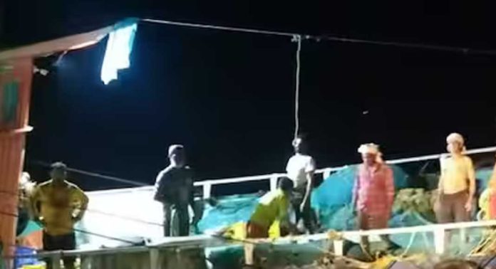 നടുക്കടലിൽ കുടുങ്ങിയ മത്സ്യത്തൊഴിലാളികളെ മറൈൻ എൻഫോഴ്സ്മെന്റ് രക്ഷിച്ചു നടുക്കടലിൽ കുടുങ്ങിയ മത്സ്യത്തൊഴിലാളികളെ മറൈൻ എൻഫോഴ്സ്മെന്റ് രക്ഷിച്ചു