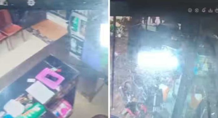 ആലപ്പുഴയിൽ ഭക്ഷ്യവിഷബാധ ആരോപിച്ച് കുഴിമന്തി വിൽക്കുന്ന ഹോട്ടൽ അടിച്ചു തകർത്ത് പോലീസ് ഉദ്യോഗസ്ഥൻ ആലപ്പുഴയിൽ ഭക്ഷ്യവിഷബാധ ആരോപിച്ച് കുഴിമന്തി വിൽക്കുന്ന ഹോട്ടൽ അടിച്ചു തകർത്ത് പോലീസ് ഉദ്യോഗസ്ഥൻ