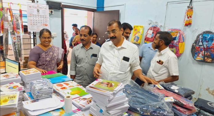 കണ്സ്യൂമര്ഫെഡിന്റെ സ്കൂള് മാര്ക്കറ്റ് കളക്ടറേറ്റില് താഴത്തെ നിലയില് പ്രവര്ത്തനം ആരംഭിച്ചു കണ്സ്യൂമര്ഫെഡിന്റെ സ്കൂള് മാര്ക്കറ്റ് കളക്ടറേറ്റില് താഴത്തെ നിലയില് പ്രവര്ത്തനം ആരംഭിച്ചു