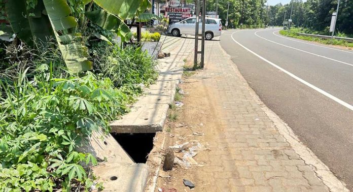 പുനലൂർ – മൂവാറ്റുപുഴ സംസ്ഥാന പാതയിൽ റാന്നി ചെത്തോങ്കര മേഖലയിൽ കാടുകയറിയും ഓട തകർന്നും നടപാതകൾ പുനലൂർ – മൂവാറ്റുപുഴ സംസ്ഥാന പാതയിൽ റാന്നി ചെത്തോങ്കര മേഖലയിൽ കാടുകയറിയും ഓട തകർന്നും നടപാതകൾ