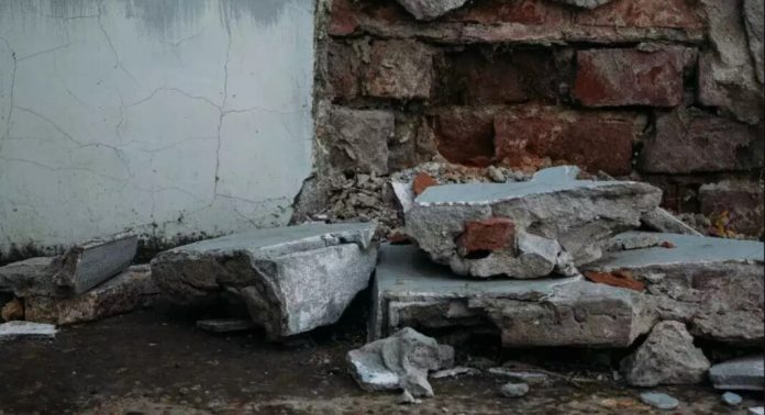 പെരുമഴയ്ക്കിടെ അപാർട്മെന്റിന്റെ ഭിത്തി തകർന്ന് ഏഴ് മരണം ; മരിച്ചവരിൽ നാല് വയസ്സുള്ള കുട്ടിയും പെരുമഴയ്ക്കിടെ അപാർട്മെന്റിന്റെ ഭിത്തി തകർന്ന് ഏഴ് മരണം ; മരിച്ചവരിൽ നാല് വയസ്സുള്ള കുട്ടിയും