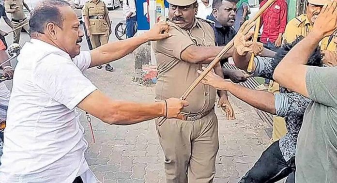 നവകേരള സദസ് യാത്രയ്ക്കിടെ യൂത്ത് കോൺഗ്രസ് പ്രവര്ത്തകരെ തല്ലിയ കേസ് ; മുഖ്യമന്ത്രിയുടെ ഗൺമാൻമാരെ ചോദ്യം ചെയ്തു നവകേരള സദസ് യാത്രയ്ക്കിടെ യൂത്ത് കോൺഗ്രസ് പ്രവര്ത്തകരെ തല്ലിയ കേസ് ; മുഖ്യമന്ത്രിയുടെ ഗൺമാൻമാരെ ചോദ്യം ചെയ്തു
