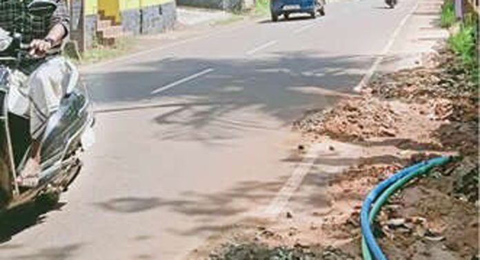 നെല്ലാട് – കല്ലിശ്ശേരി പാതയിൽ നീരൊഴുകാൻ ഓടകളില്ലാത്തത് പ്രശ്നമാകുന്നു നെല്ലാട് – കല്ലിശ്ശേരി പാതയിൽ നീരൊഴുകാൻ ഓടകളില്ലാത്തത് പ്രശ്നമാകുന്നു