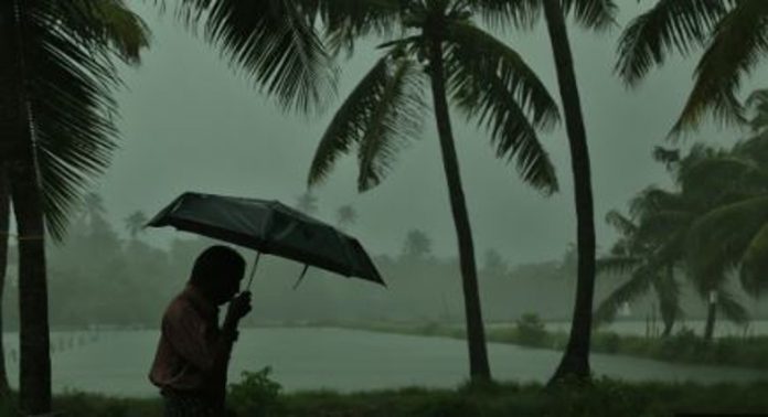വേനൽച്ചൂടിൽ ആശ്വാസം ; കേരളത്തിൽ ഇടിമിന്നലോടെ കൂടി മഴയ്ക്ക് സാധ്യത, മുന്നറിയിപ്പ് നൽകി അധികൃതർ വേനൽച്ചൂടിൽ ആശ്വാസം ; കേരളത്തിൽ ഇടിമിന്നലോടെ കൂടി മഴയ്ക്ക് സാധ്യത, മുന്നറിയിപ്പ് നൽകി അധികൃതർ